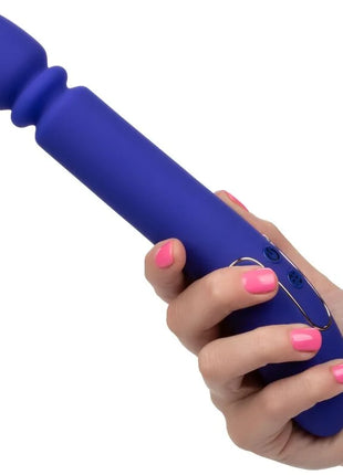 Ein schlanker royalblauer silikonstab mit rundem kopf und ergonomischem griff von calexotics shameless slim thumper blau