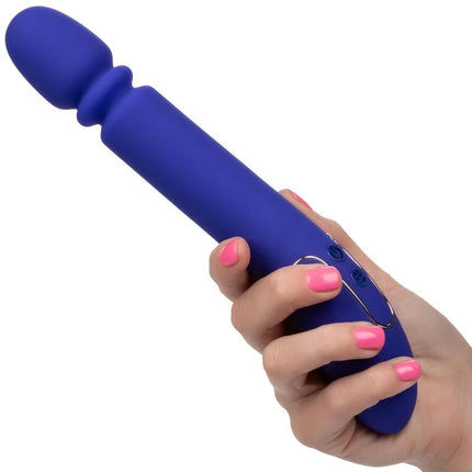 Ein schlanker royalblauer silikonstab mit rundem kopf und ergonomischem griff von calexotics shameless slim thumper blau