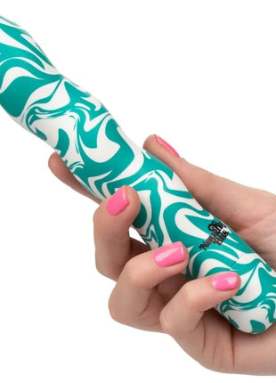 Calexotics squiggle dick persönlich silikon vibrator in teal und weiß marmoriert gehalten von hand mit rosa nagellack