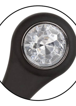 Schwarzer silikongriff mit klarem facettiertem kristallakzent in silbernem metallring bei calexotics star fucker slim plug