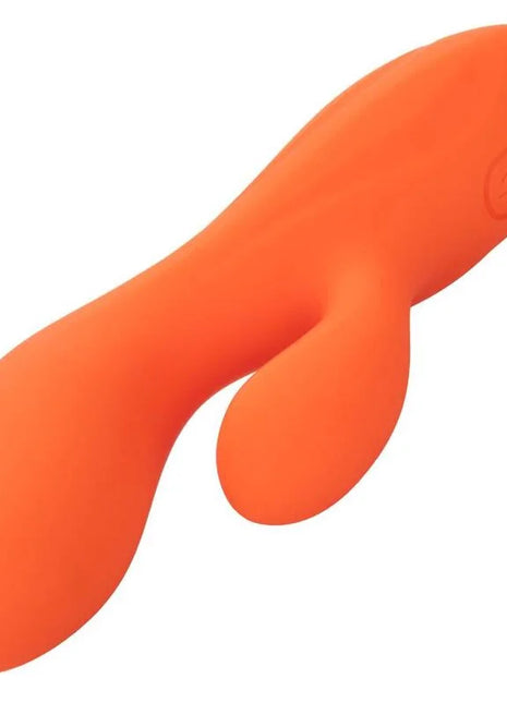 Vibrant orange silikonspielzeug stella dual teaser von calexotics mit glatten ergonomischen kurven und logo am griff
