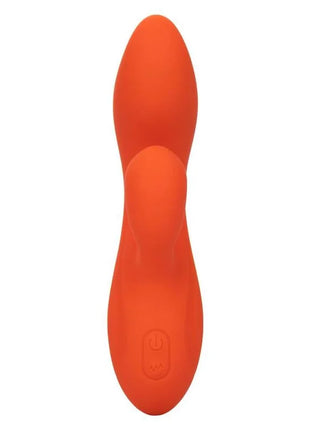 Orange silikon vibrator mit power-knopf an der basis von calexotics stella dual teaser