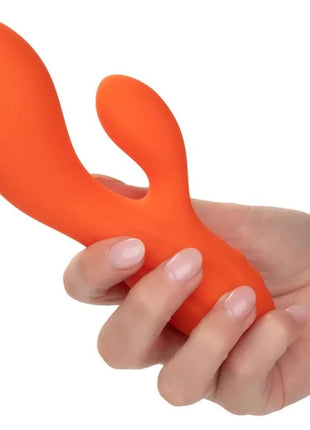 Orange silikon rabbit-vibrator in hand aus calexotics stella dual teaser orange serienfarbe
