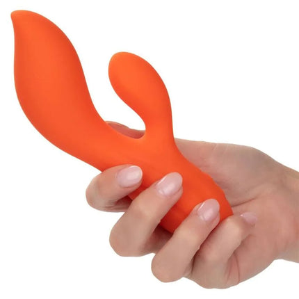 Orange silikon rabbit-vibrator in hand aus calexotics stella dual teaser orange serienfarbe