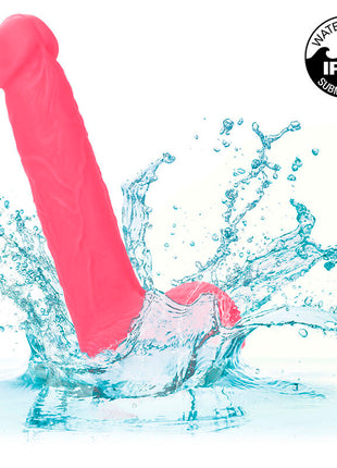 Ein lebhafter rosa silikon realistischer vibrator mit gerundetem kopf und konischer basis von calexotics