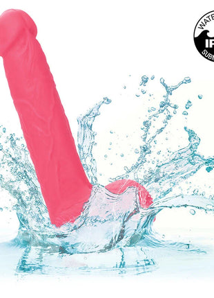Ein lebhafter rosa silikon realistischer vibrator mit gerundetem kopf und konischer basis von calexotics