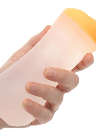 Calexotics tiefer pussy-griff silikon squeeze-flasche in pfirsich mit orangefarbenem deckel in hand gehalten