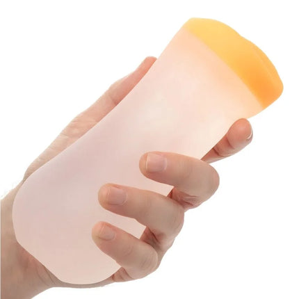 Calexotics tiefer pussy-griff silikon squeeze-flasche in pfirsich mit orangefarbenem deckel in hand gehalten