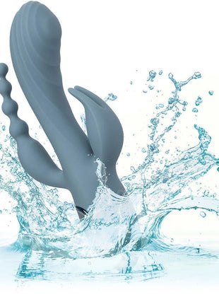 Grauer silikon vibrator triple ecstasy mit gebogenem schaft, doppelt geflankten flügeln und segmentierter perlenreihe von calexotics