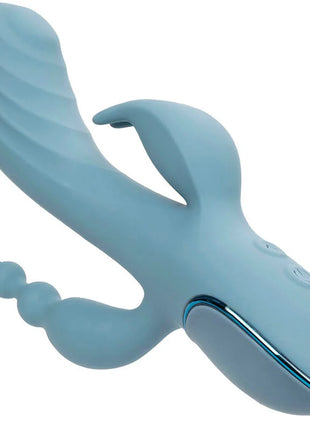 Hellblauer silikonvibrator mit gebogenem, geripptem körper und perlenartigem schwanz von calexotics