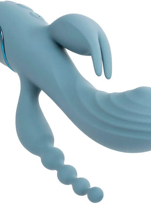 Ein leichter blauer Silikonvibrator in Delfinform mit segmentiertem Schwanz und leuchtender Kante von CalExotics