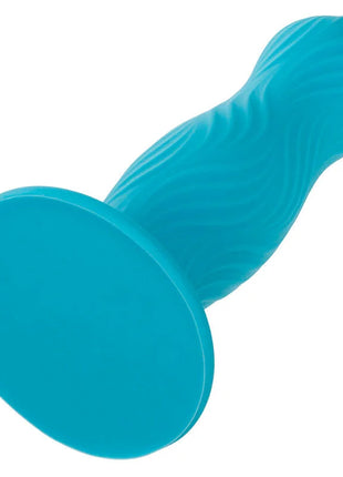 Türkisfarbener silikon-wellenreiter swell analplug von calexotics mit strukturierter wellenoberfläche und abgerundetem fuß