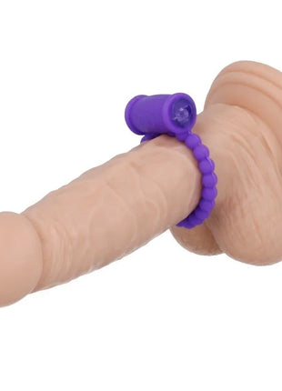 Beiger silikon-dildo mit violettem perlenring und zylindrischem lichtaufsatz von casual love 25 paar-vibratorring violett
