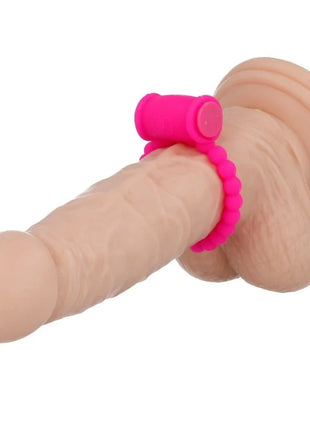 Rosa silikon vibratorring casual love 25 mit strukturierten perlen und geknöpftem verschluss für erwachsene
