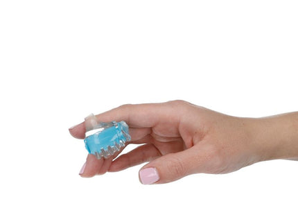 Ein translucenter blauer gelartiger nagelreiniger mit strukturierter oberfläche und kleinem weißen deckel von casual love blue finger stimulator