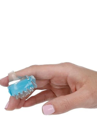 Ein translucenter blauer gelartiger nagelreiniger mit strukturierter oberfläche und kleinem weißen deckel von casual love blue finger stimulator