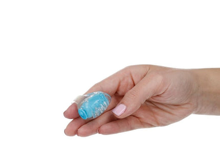 Ein durchscheinender blauer glänzender silikon-fingervibrator mit strukturierter oberfläche und kleinem rundem sockel