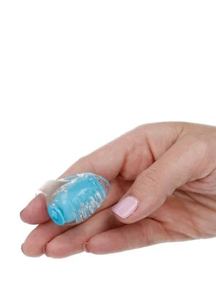 Ein durchscheinender blauer glänzender silikon-fingervibrator mit strukturierter oberfläche und kleinem rundem sockel