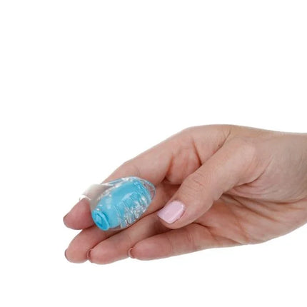 Ein durchscheinender blauer glänzender silikon-fingervibrator mit strukturierter oberfläche und kleinem rundem sockel