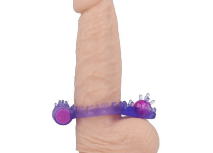 Beiger silikon vibrator in phallusform mit lila und rosa vibrierendem ring und spürbaren noppen von casual love