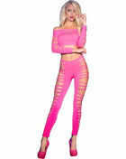 Ein lebhaftes pinkfarbenes zweiteiliges set chilirose cr 3654 mit schulterfreiem crop top und hoch taillierten leggings