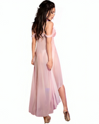 Ein fließendes, blassrosa offshoulder maxikleid mit durchsichtigem overlay und asymmetrischem saum von chilirose cr 3716