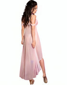 Ein fließendes, blassrosa offshoulder maxikleid mit durchsichtigem overlay und asymmetrischem saum von chilirose cr 3716