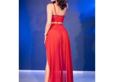 Ein lebendiges rotes zweiteiliges chillirose set mit cropped top und hochgeschlitzter weitbeiniger hose aus fließendem stoff