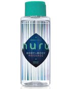 Durchsichtige plastikflasche mit türkisem verschluss und irisierenden streifen mit dunkelblauem nuru body to body massagegel etikett von cobeco pharma 500ml