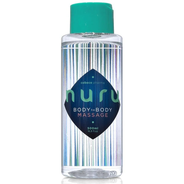 Durchsichtige plastikflasche mit türkisem verschluss und irisierenden streifen mit dunkelblauem nuru body to body massagegel etikett von cobeco pharma 500ml