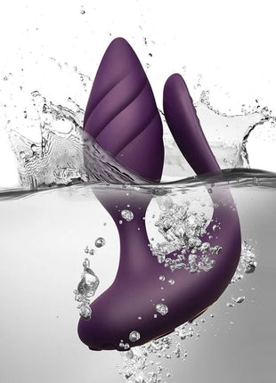 Lila silikon vibrator in kaninchenform mit geriffelter oberfläche und glatten kurven im produkt cocktail plug mit fernbedienung