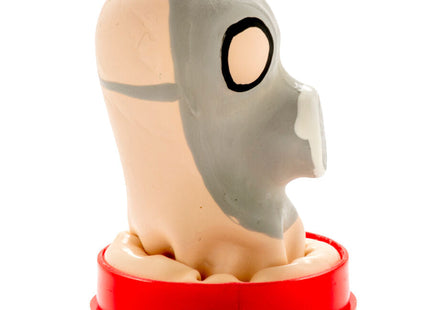 Beige und graue handbemalte kunststofffigur mit einem großen auge auf rotem rundem sockel aus condomerie gasmaske kondome