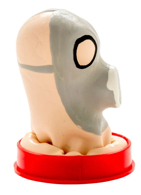 Beige und graue handbemalte kunststofffigur mit einem großen auge auf rotem rundem sockel aus condomerie gasmaske kondome