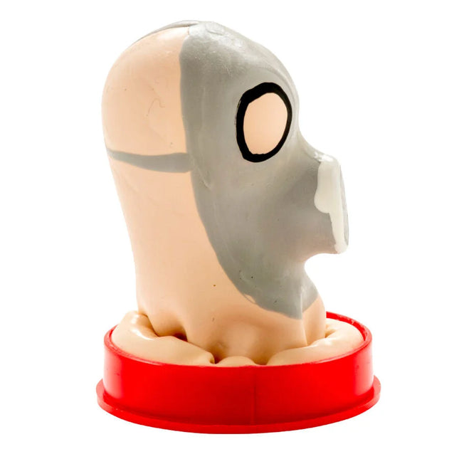 Beige und graue handbemalte kunststofffigur mit einem großen auge auf rotem rundem sockel aus condomerie gasmaske kondome