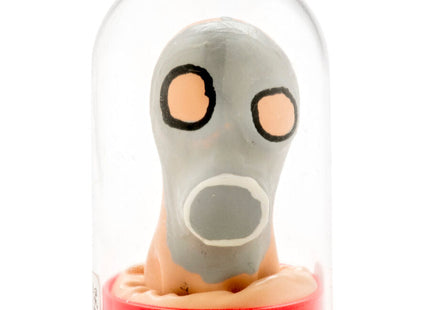 Graue cartoonartige gasmaske mit orangen augen und weißem mund, handbemalt, unter glaskuppel auf rotem sockel