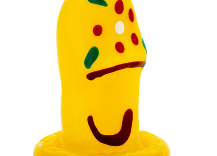 Gelbes gummispielzeug mit roten und grünen punkten und braunem smiley design von condomerie handbemalte kondome