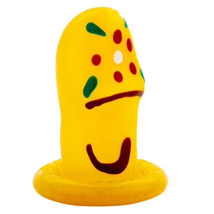 Gelbes gummispielzeug mit roten und grünen punkten und braunem smiley design von condomerie handbemalte kondome