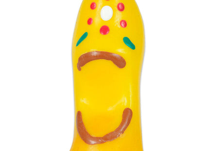 Gelbes plastikspielzeug mit lächelndem gesicht und roten sowie grünen punkten auf dem kopf in condomerie handbemalte kondome