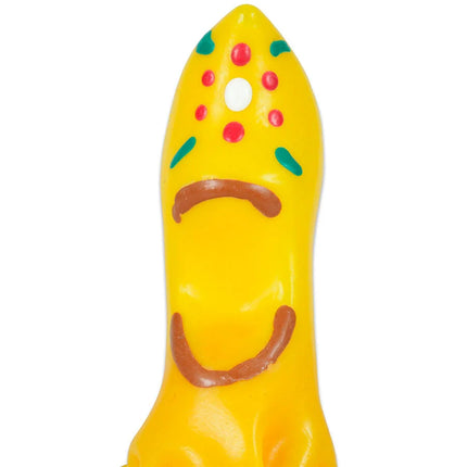 Gelbes plastikspielzeug mit lächelndem gesicht und roten sowie grünen punkten auf dem kopf in condomerie handbemalte kondome