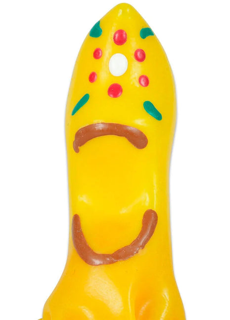 Gelbes plastikspielzeug mit lächelndem gesicht und roten sowie grünen punkten auf dem kopf in condomerie handbemalte kondome
