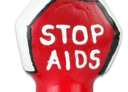 Rote und weiße stoppschildförmige handbemalte kondomfigur mit stop aids beschriftung von conderie