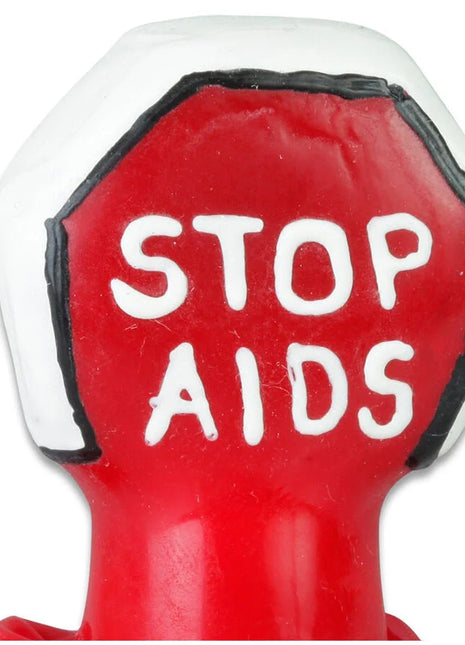 Rote und weiße stoppschildförmige handbemalte kondomfigur mit stop aids beschriftung von conderie