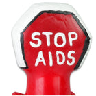 Rote und weiße stoppschildförmige handbemalte kondomfigur mit stop aids beschriftung von conderie