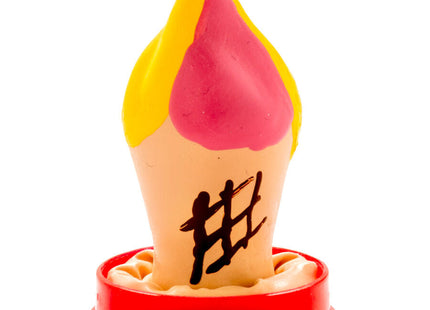 Ein handbemaltes neuheits-kondom in form einer pink-gelben eistüte mit schwarzem hashtag auf rotem sockel