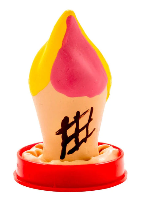 Ein handbemaltes neuheits-kondom in form einer pink-gelben eistüte mit schwarzem hashtag auf rotem sockel