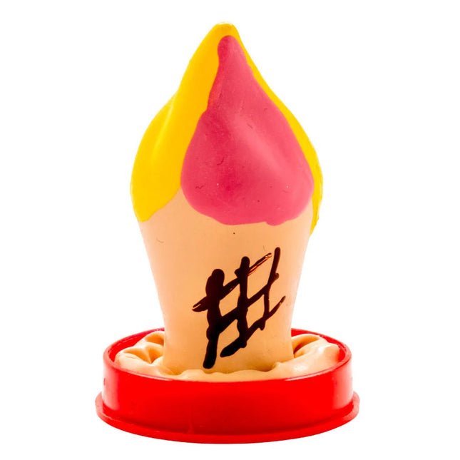 Ein handbemaltes neuheits-kondom in form einer pink-gelben eistüte mit schwarzem hashtag auf rotem sockel