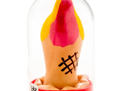 Ein vibrant pfirsichfarbener silikon-radiergummi mit pink-gelbem oberteil in einer klaren glaskuppel auf rotem kunststoffsockel aus der condomerie handbemalte neuheits-kondome eis serie