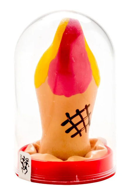 Ein vibrant pfirsichfarbener silikon-radiergummi mit pink-gelbem oberteil in einer klaren glaskuppel auf rotem kunststoffsockel aus der condomerie handbemalte neuheits-kondome eis serie