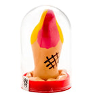 Ein vibrant pfirsichfarbener silikon-radiergummi mit pink-gelbem oberteil in einer klaren glaskuppel auf rotem kunststoffsockel aus der condomerie handbemalte neuheits-kondome eis serie