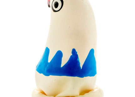 Cremfarbenes plastikfigur mit schwarzen und roten gesichtsmerkmalen und blauem bergmuster auf dem körper kondomerie handbemalte neuheitskondome adler